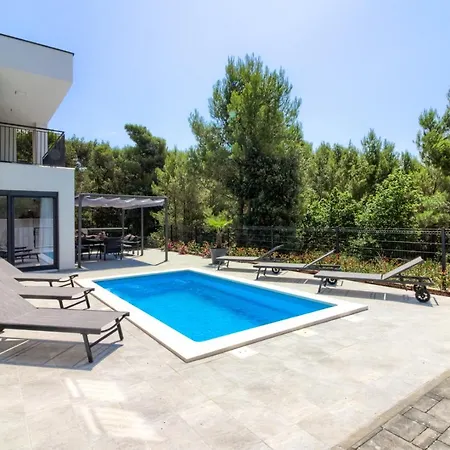 Modern Flavia In Near The Villa *