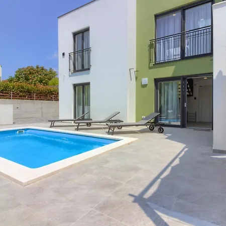 Modern Flavia In Near The Villa