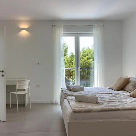 Modern Flavia In Near The Villa Medolino