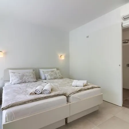 Modern Flavia In Near The Medolino