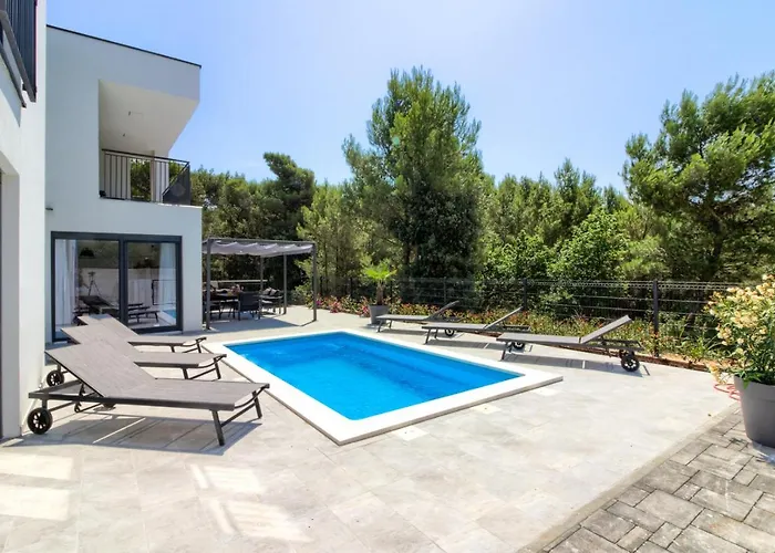 Modern Flavia In Near The Vila *