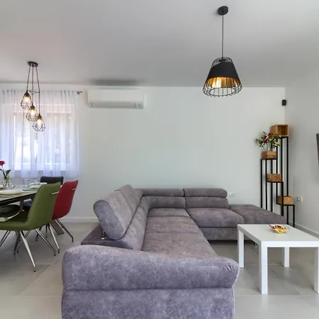 Modern Flavia In Near The Villa